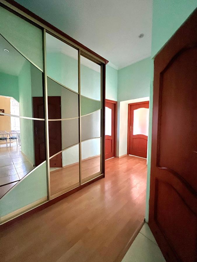 Apartment On Hnatiuka With Parking Lemberg Exterior foto
